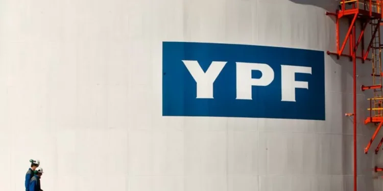 Las ganancias de la petrolera estatal argentina YPF cayeron 96%