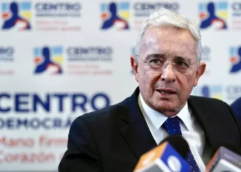 Uribe cargo sesgo de la jueza que lo condenó e invoca a la justicia internacional