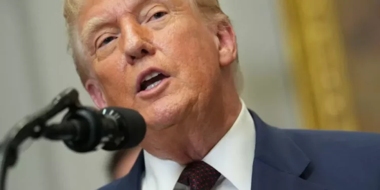 Trump denuncia falsificación de cifras estadísticas y ordena despido