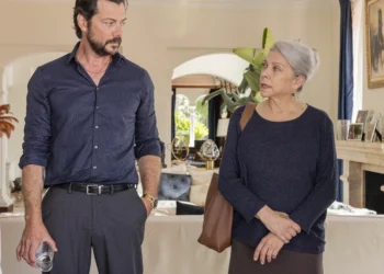 Es la primera serie escrita por Carmen Mola desde ‘La Caza’: son aria tres capítulos en Netflix con los protagonistas de ‘La vivienda de Papel’