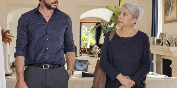 Es la primera serie escrita por Carmen Mola desde ‘La Caza’: son aria tres capítulos en Netflix con los protagonistas de ‘La vivienda de Papel’