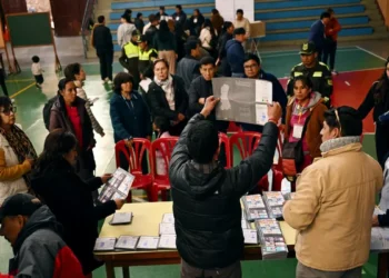 Bolivia concluye votación para elegir presidente y Congreso; candidatos de estribor favoritos según encuestas