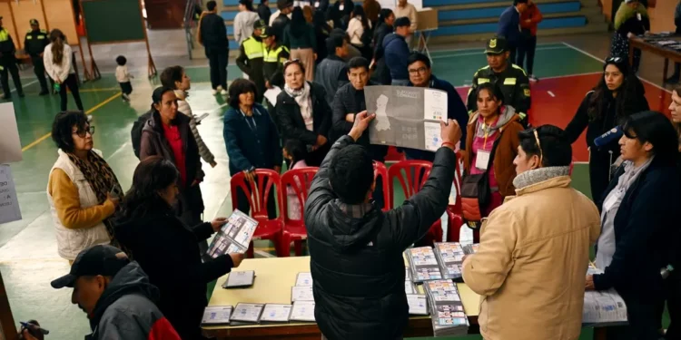 Bolivia concluye votación para elegir presidente y Congreso; candidatos de estribor favoritos según encuestas