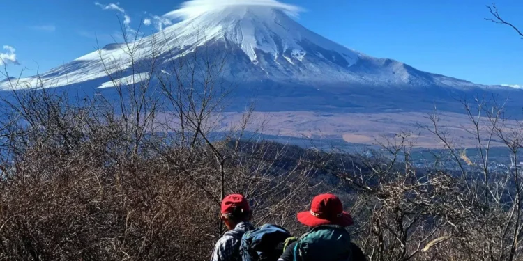 Tiene 102 años y batió el récord de edad en levantar al monte Fuji, el pico más alto de Japón