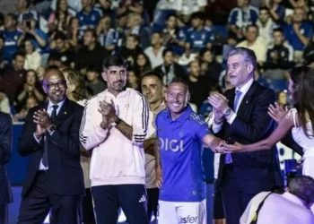 Crónica de más de cinco horas de oviedismo en depósito por el centenario del Real Oviedo: lágrimas de ídolo, himno a miles de voces y pincho historia en las alturas
