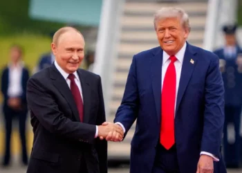 Donald Trump recibió al presidente ruso Vladimir Putin con espina alfombra roja en Alaska