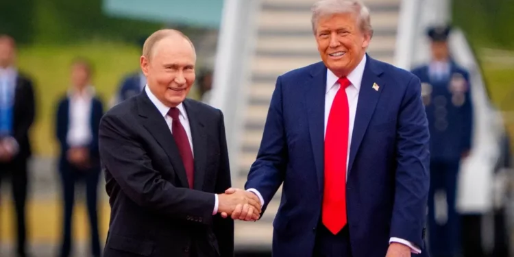 Donald Trump recibió al presidente ruso Vladimir Putin con espina alfombra roja en Alaska