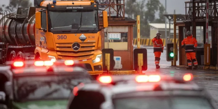 Chile compromete todos los esfuerzos para recuperar a los cinco mineros atrapados en gigantesca mina