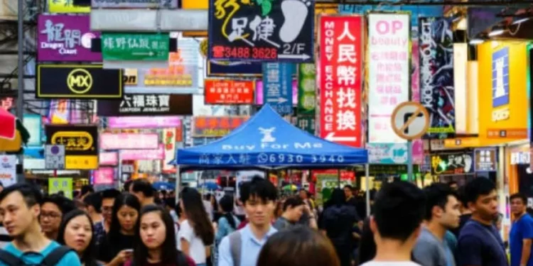 Jóvenes en China pagan para simular que trabajan ante la delito de empleo