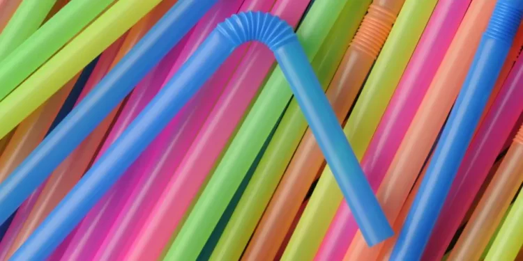 Embajador ecuatoriano advierte que la contaminación plástica pero altera al ADN humano