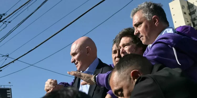 Javier Milei fue atacado con piedras en un evento de campaña en Argentina