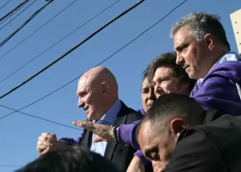 Javier Milei fue atacado con piedras en un evento de campaña en Argentina