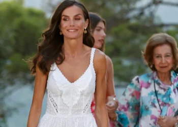 La Reina Letizia estrena en Mallorca su atuendo más ibicenco que querrás copiar