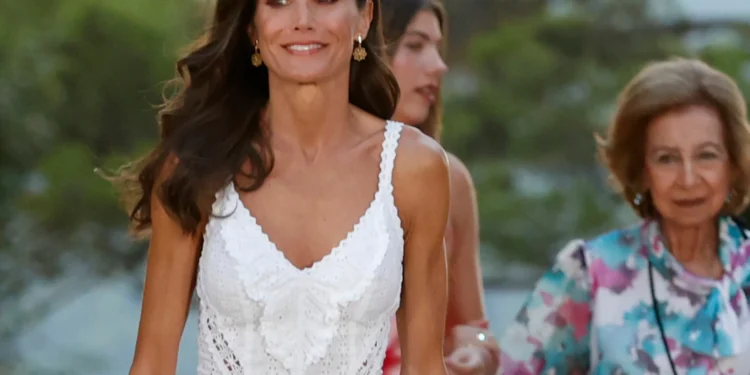 La Reina Letizia estrena en Mallorca su atuendo más ibicenco que querrás copiar