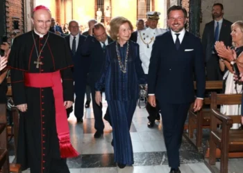 La Reina Sofía se da un baño de masas en Elche por su égida a la investigación para las enfermedades neurodegenerativas