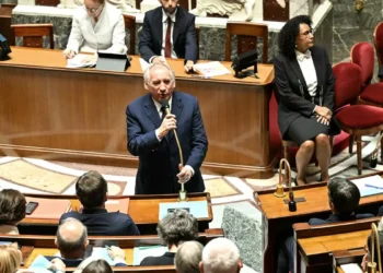 El Parlamento tumba el segundo gobierno de Francia en nueve meses