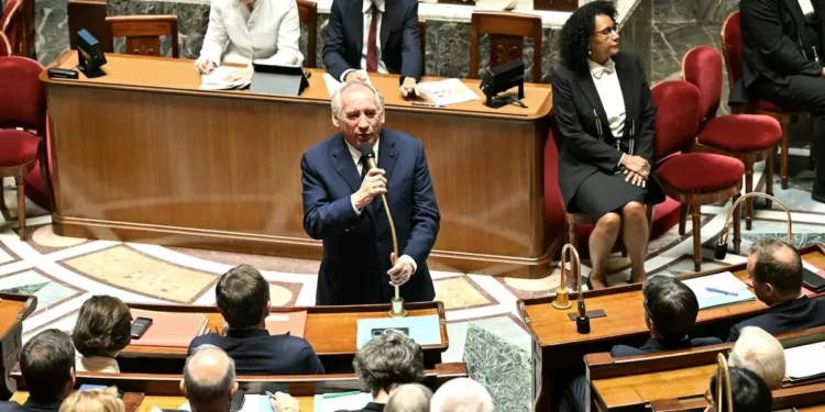 El Parlamento tumba el segundo gobierno de Francia en nueve meses