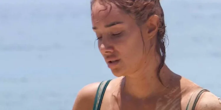 Adara Molinero, atendida por el equipo médico tras el sacramento de barro en ‘Supervivientes: All Stars’