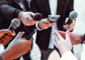 Gobierno Trump propone acortar duración de visas de trabajo de periodistas extranjeros