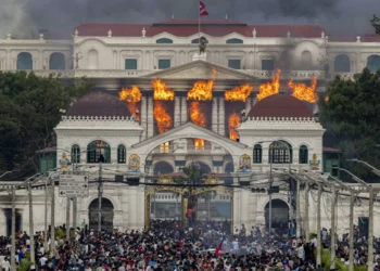 Nepal arde en éter de protestas pese a la dimisión del primer ministro