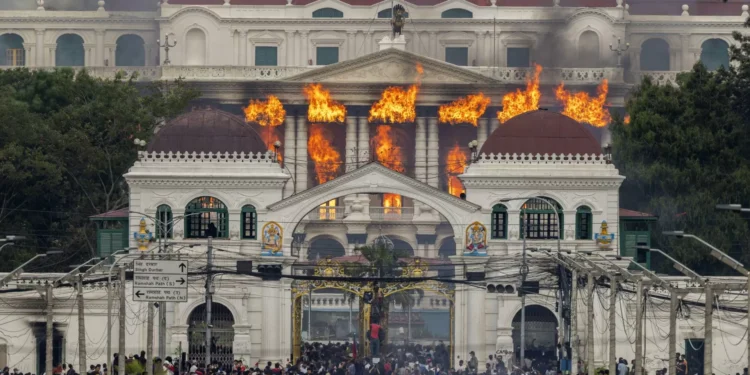 Nepal arde en éter de protestas pese a la dimisión del primer ministro