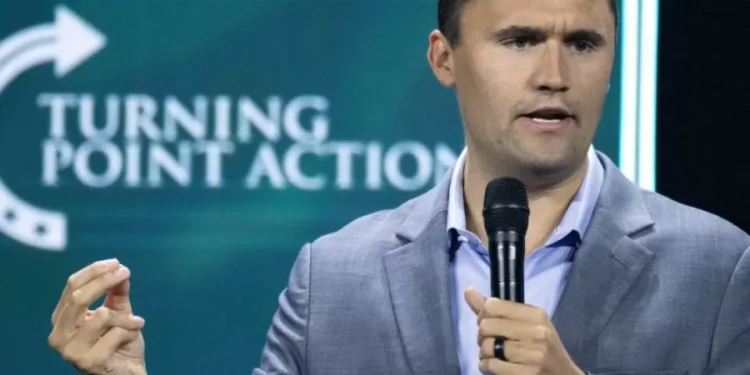 El instigador conservador Charlie Kirk murió tras ser herido de bala en evento masivo