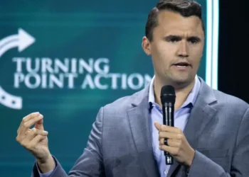 El instigador conservador Charlie Kirk murió tras ser herido de bala en evento masivo