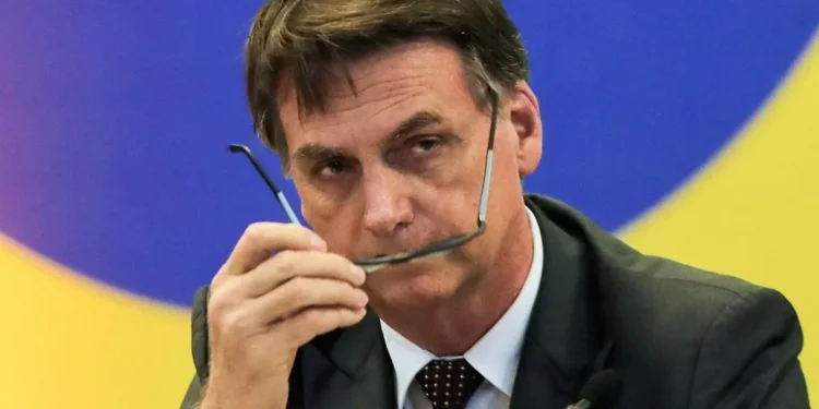 Bolsonaro fue ingresado a un hospital tras “sentirse enfermedad” en su prisión domiciliaria