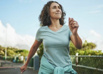 Rebajadas a 35 euros las zapatillas blancas de Adidas que adoran las mujeres clásicas de más de 50 años