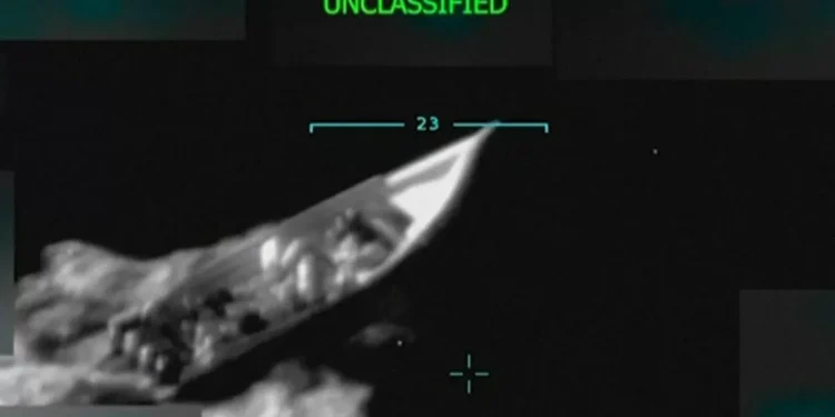 Murieron 11 personas en abordaje de EEUU a embarcación presuntamente narcotraficante; difundieron imágenes