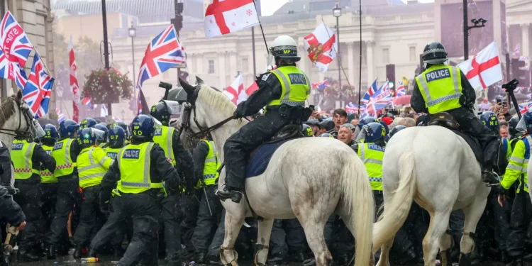 26 policías heridos y 25 detenidos en manifestación de la extrema estribor en Londres