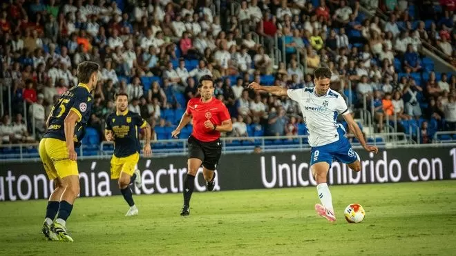 El Tenerife coge camino en Primera RFEF con un convincente triunfo ante el Mérida