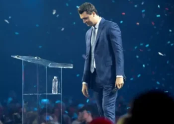 Ola de despidos en EE.UU.: pierden su trajín tras publicar mensajes sobre Kirk