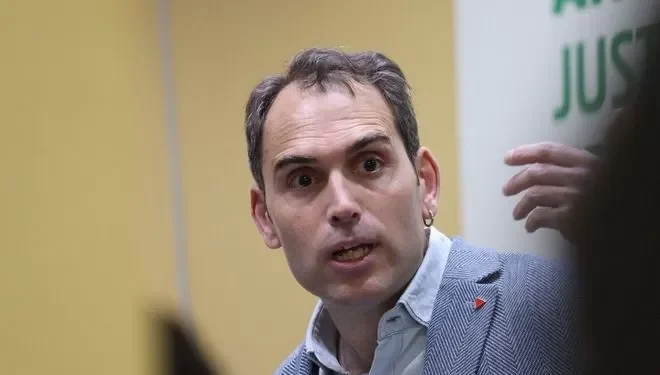 La respuesta de Toni Valero (IU) tras la polémica de Pablo Iglesias: “Mis hijas vuelven al cole… en espina escuela pública”