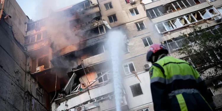 Rusia atacó con drones y misiles la sede del ministerio ucraniano; hay al menos cinco muertos