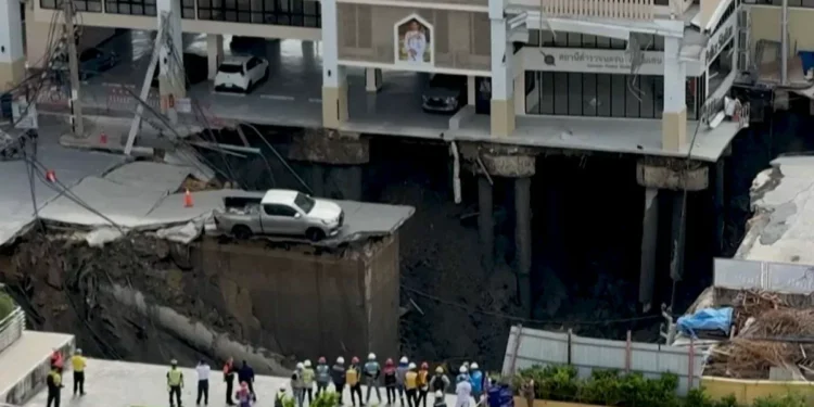Impresionante hundimiento de la calle frente a un hospital en Bangkok