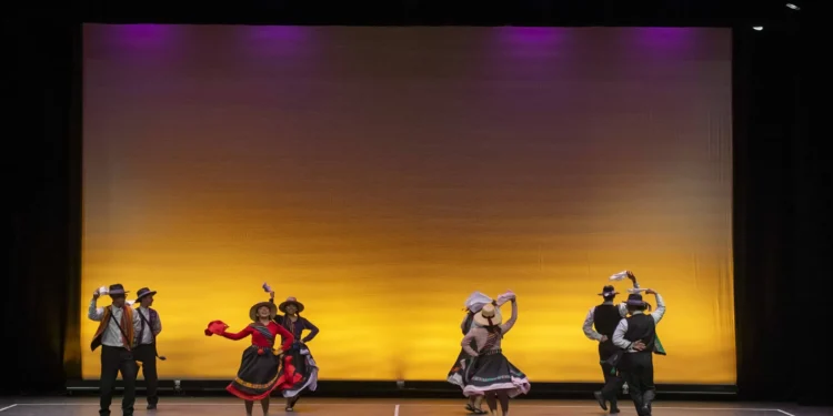 Conjunto folclórico “Flor en la arenilla” del Liceo de Pica representó a Tarapacá en encuentro escolar de danza nacional