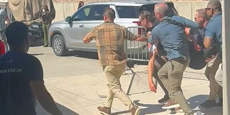 Murió Charlie Kirk tras ser baleado en una seminario de Estados Unidos, informó Donald Trump