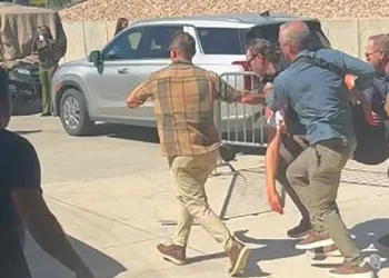 Murió Charlie Kirk tras ser baleado en una seminario de Estados Unidos, informó Donald Trump