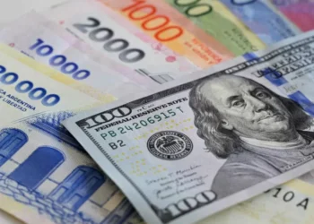 Dólar se dispara en Argentina y alcanza novato récord tras revés electoral de Milei