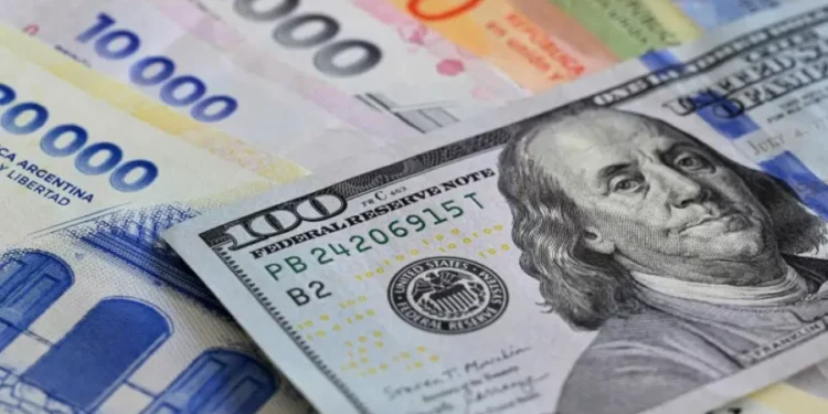 Dólar se dispara en Argentina y alcanza novato récord tras revés electoral de Milei