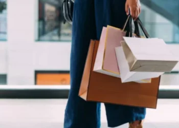 Los estadounidenses planean gastar menos medios en las fiestas de fin de año