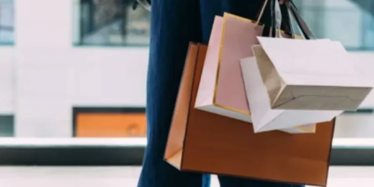 Los estadounidenses planean gastar menos medios en las fiestas de fin de año