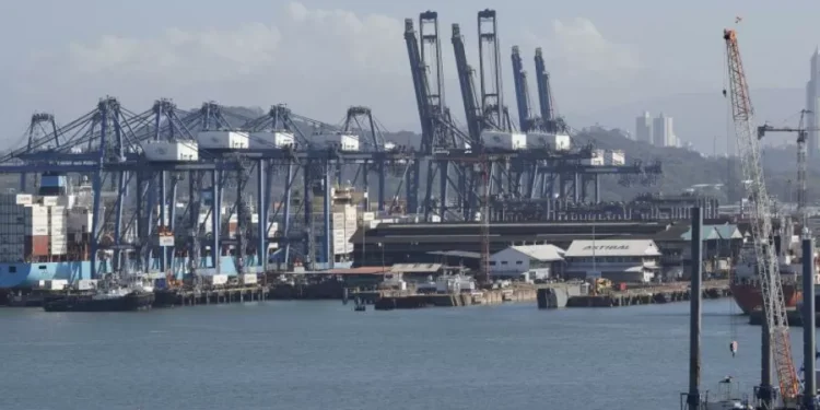 Canal de Panamá busca asegurar disponibilidad de agua para operar