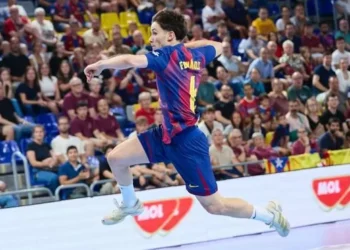 Dani Fernández y Fàbregas iluminan a un Barça que fue de más… a bastante a salvo