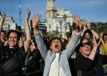 Manifestantes celebran rechazo de Diputados a vetos del presidente Milei