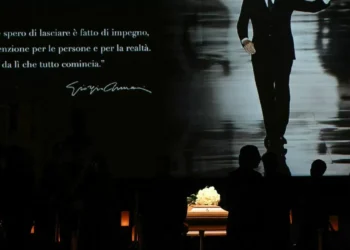 Giorgio Armani anatomíaá inhumado este lunes en la intimidad familiar, en un pueblo al norte de Italia