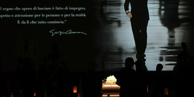 Giorgio Armani anatomíaá inhumado este lunes en la intimidad familiar, en un pueblo al norte de Italia