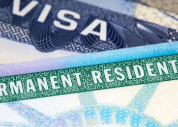 Si tiene green card, estos son los familiares a los que le puede dar pasaporte rápido
