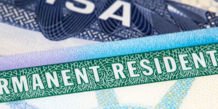 Si tiene green card, estos son los familiares a los que le puede dar pasaporte rápido